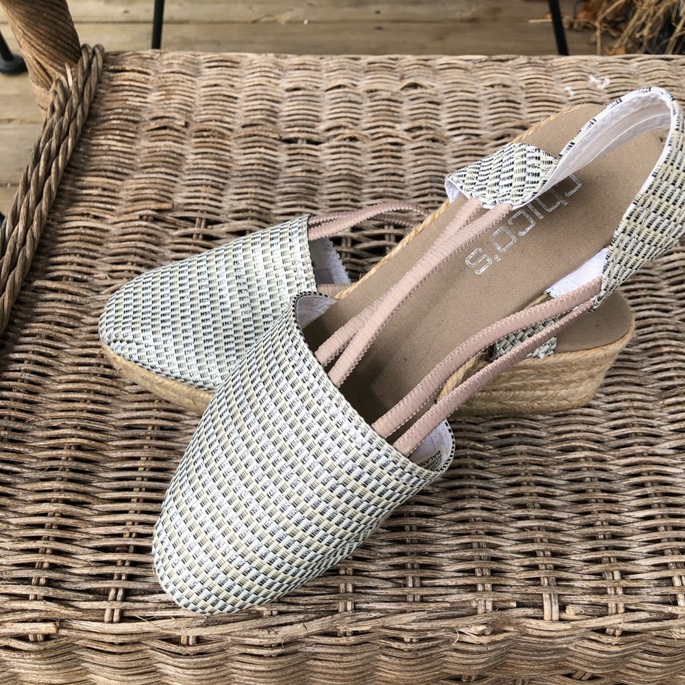 Chico’s close-toed summer flats w/ sling back